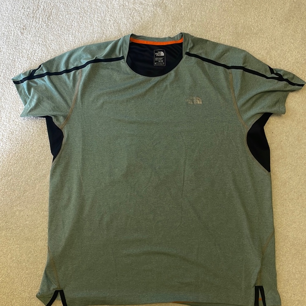 XL mens north face flash dry light shirt